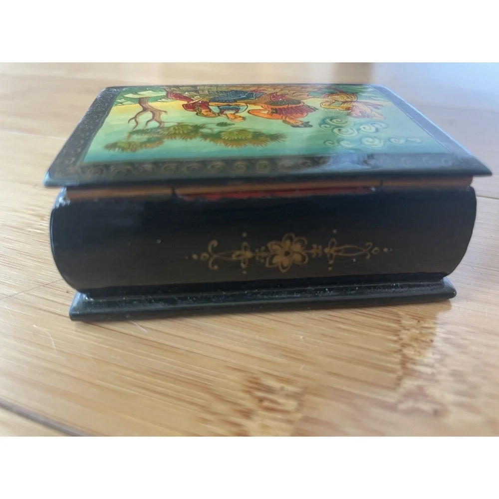 Vintage Russian Lacquered Hand Painted Hinged‎ Trinket Box Artist Signed